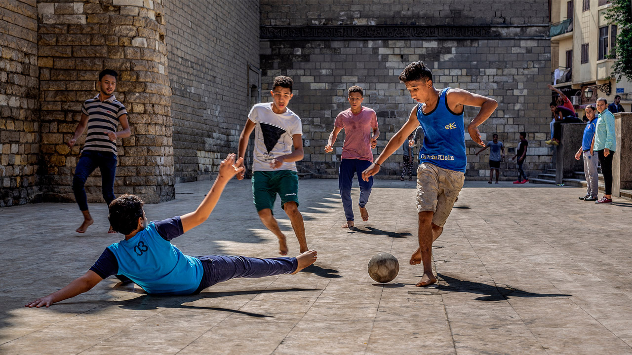 Chơi bóng đá phong trào