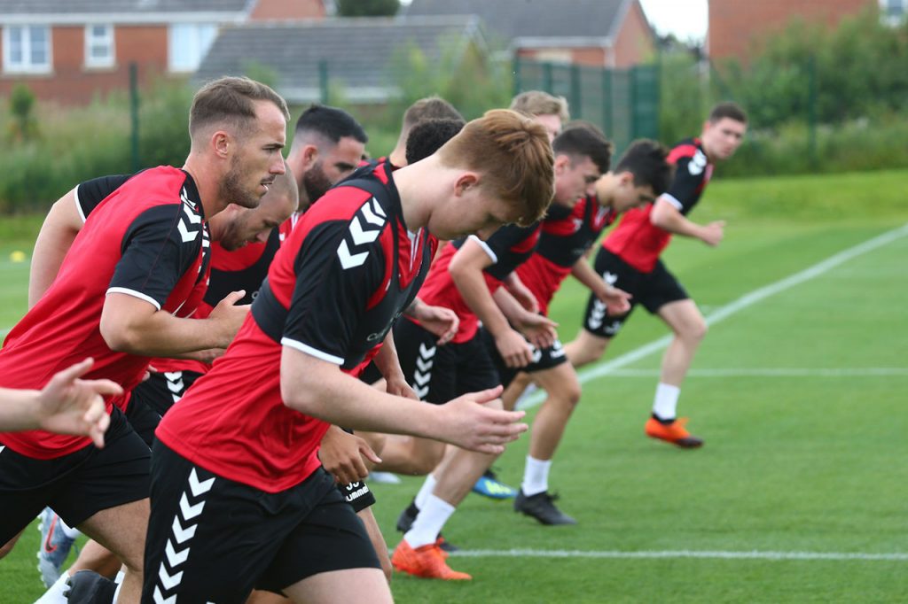 Tham gia câu lạc bộ bóng đá