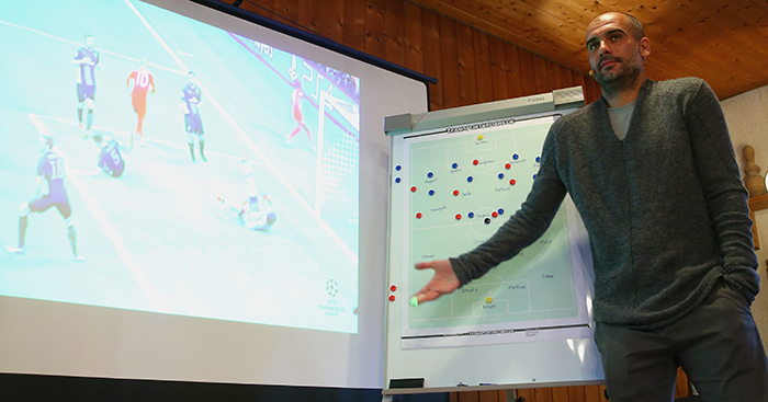 Học chiến thuật bóng đá