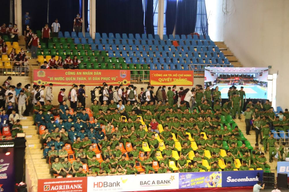 Khán giả tại nhà thi đấu Tân Bình