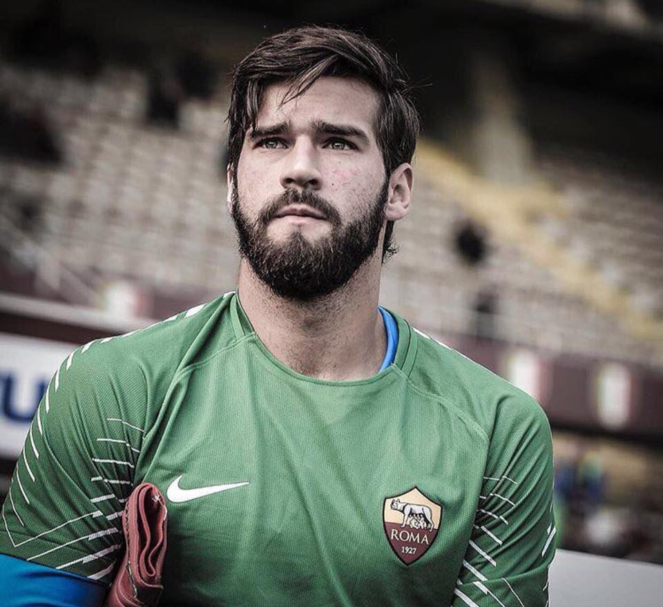 Alisson Becker râu quai nón